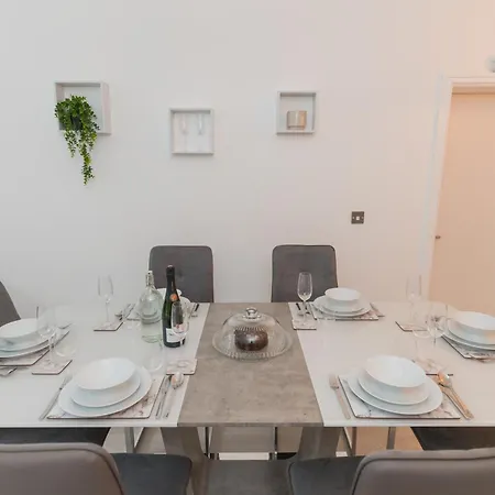 Luxurious 2 Bed House Free Parking - Sleeps 6 * Birmingam