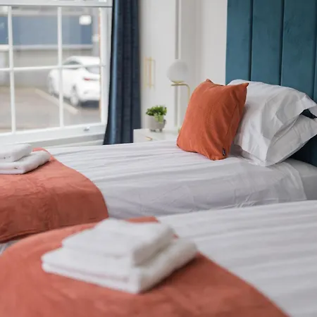 Luxurious 2 Bed House Free Parking - Sleeps 6 *