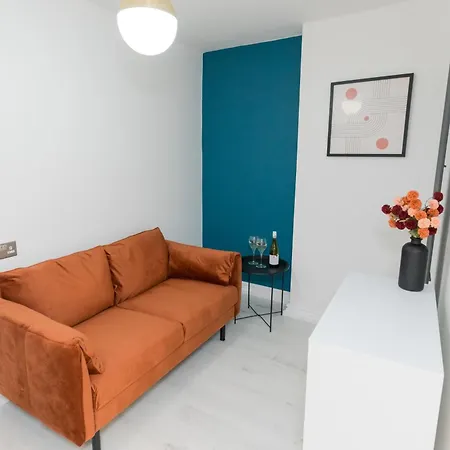 Luxurious 2 Bed House Free Parking - Sleeps 6 Apartamento *