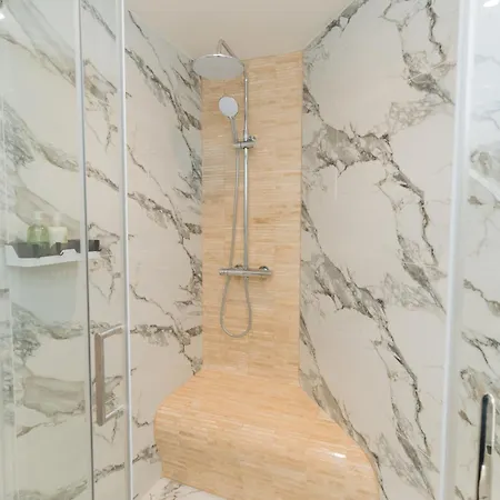 Luxurious 2 Bed House Free Parking - Sleeps 6 *