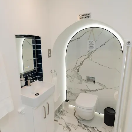 Luxurious 2 Bed House Free Parking - Sleeps 6 * Birmingam