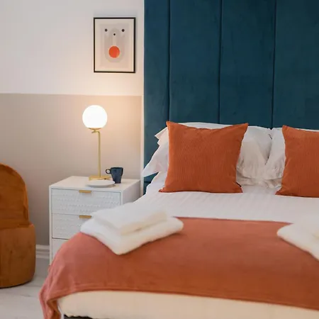 Apartamento Luxurious 2 Bed House Free Parking - Sleeps 6 *