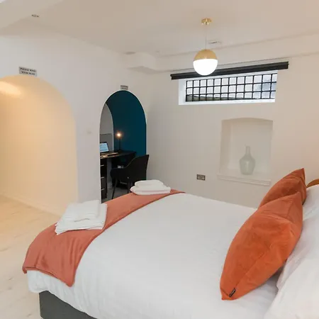 Luxurious 2 Bed House Free Parking - Sleeps 6 * Birmingam