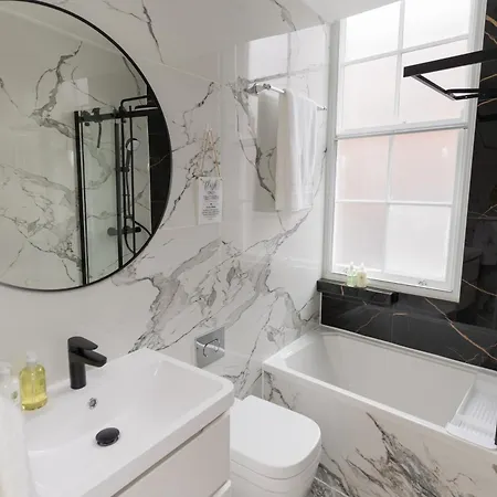 Luxurious 2 Bed House Free Parking - Sleeps 6 Apartamento