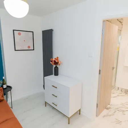 Apartamento Luxurious 2 Bed House Free Parking - Sleeps 6 *