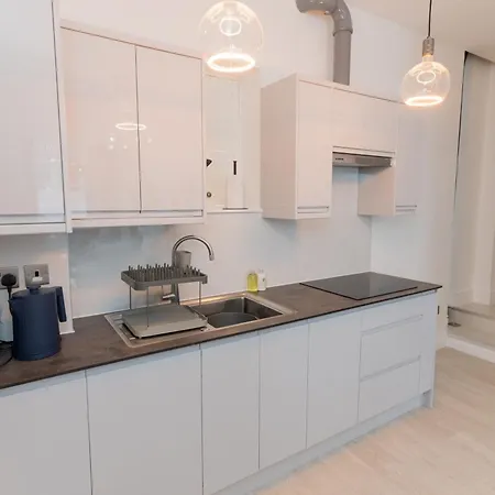Luxurious 2 Bed House Free Parking - Sleeps 6 * Birmingam