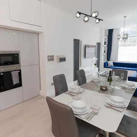 Luxurious 2 Bed House Free Parking - Sleeps 6