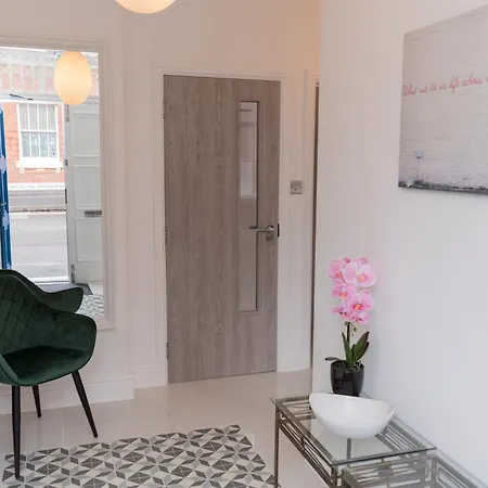 Luxurious 2 Bed House Free Parking - Sleeps 6 Apartamento