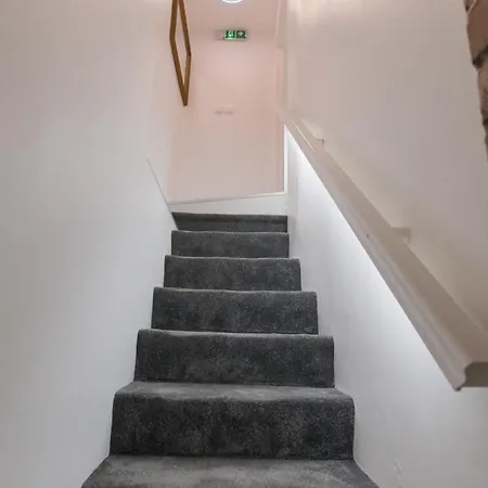Luxurious 2 Bed House Free Parking - Sleeps 6