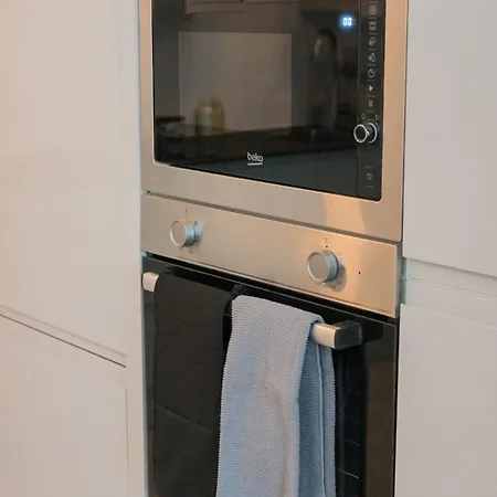 Luxurious 2 Bed House Free Parking - Sleeps 6