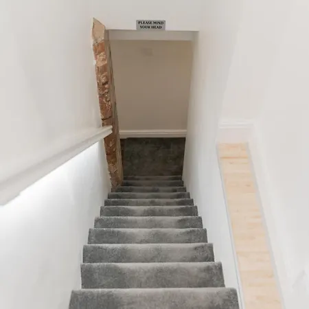 Luxurious 2 Bed House Free Parking - Sleeps 6