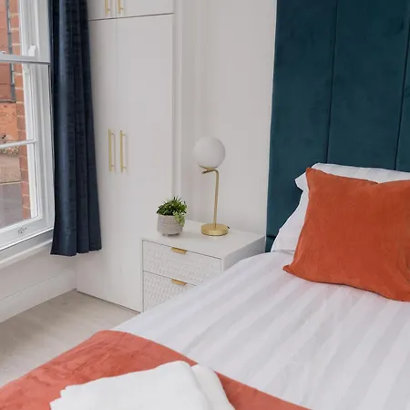 Luxurious 2 Bed House Free Parking - Sleeps 6 Apartamento